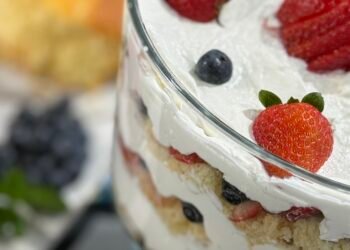 Mixed berry trifle: Cake, whipped topping and berries on repeat