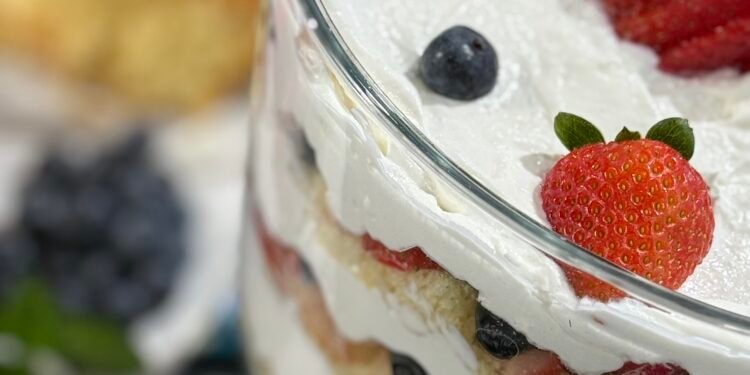 Mixed berry trifle: Cake, whipped topping and berries on repeat