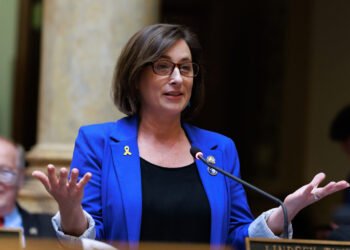 Kentucky Senate approves bill to clarify recent teacher and student electronic communication law