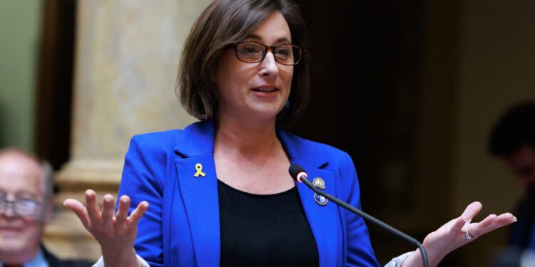 Kentucky Senate approves bill to clarify recent teacher and student electronic communication law