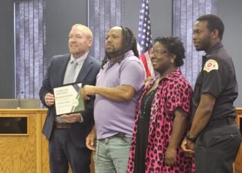 Circle K employee who pushed fiery car away from gas pumps is the city’s Community Spotlight recipient