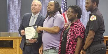 Circle K employee who pushed fiery car away from gas pumps is the city’s Community Spotlight recipient